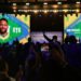 Neymar não treina em apresentação e preocupa a duas semanas da Copa