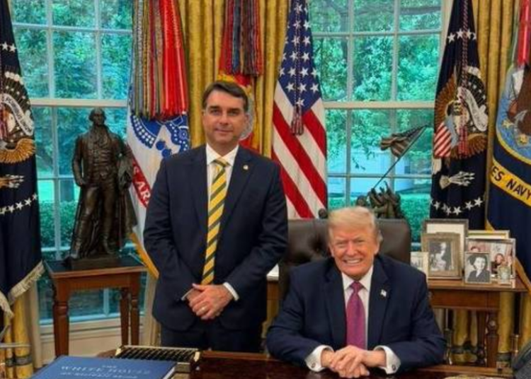 Flávio Bolsonaro é recebido por Donald Trump em encontro na Casa Branca