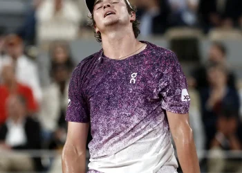 João Fonseca luta, mas dá adeus a Roland Garros após revés para Mensik
